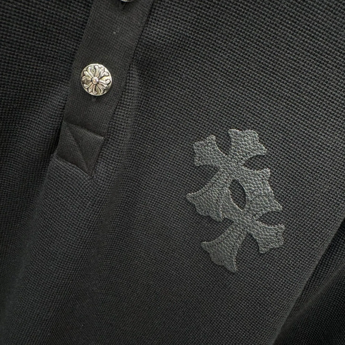 🅿️270 25 New Style🆕Come Hearts Cross Long Sleeve Autumn and Winter King! Chest pockets, collar and cuffs with high weight threads, custom-woven and dyed 330g double yarn waffle fabric, cross steel buckle tags and other accessories are all in the correct version, super conspicuous, super good-looking and super atmospheric, same style for men and women! The overall upper body highlights fashion and individuality, and it is a recommended T-shirt for couples to wear together!! Color: black/white 04 Size: S-XXL